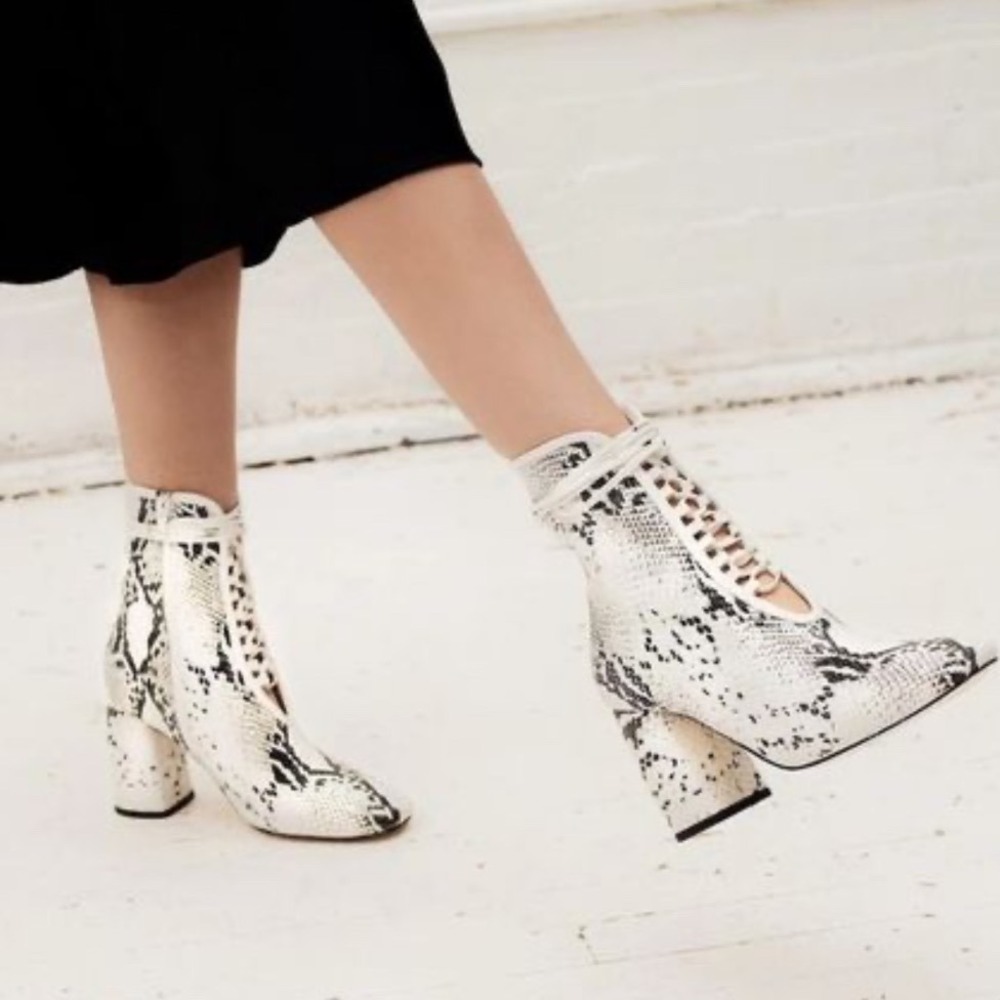 Daniella Shevel Snakeskin Leather Lace Up Block Heel Ankle Boots Size 41 US 9.5